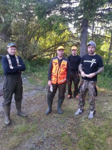Roger Andersson, Tomas Johansson, Martin och Mattias Andersson väntar på älg vid slakteriet